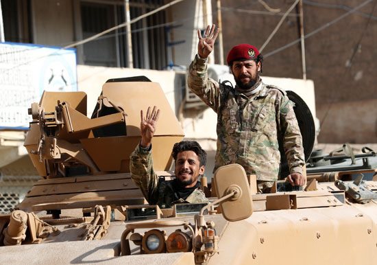 عناصر من داعش على الآليات العسكرية التركية