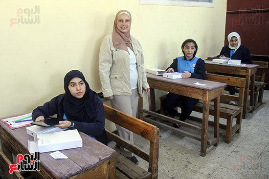 تسليم التابلت علي طلبة مدارس القاهرة (22)