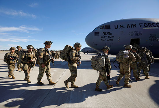 الجنود الامريكيون يستقلون طائرات النقل من طراز C-17 أثناء مغادرتهم فورت براج