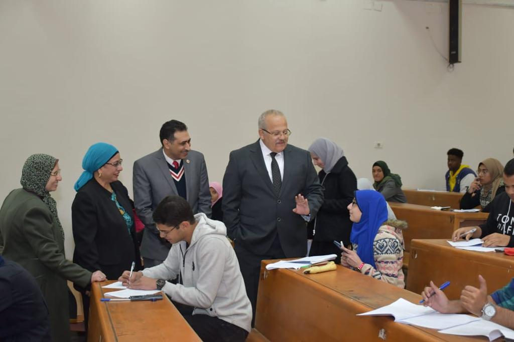 رئيس جامعة القاهرة يتفقد سير امتحانات الفصل الدراسى الأول  (8)