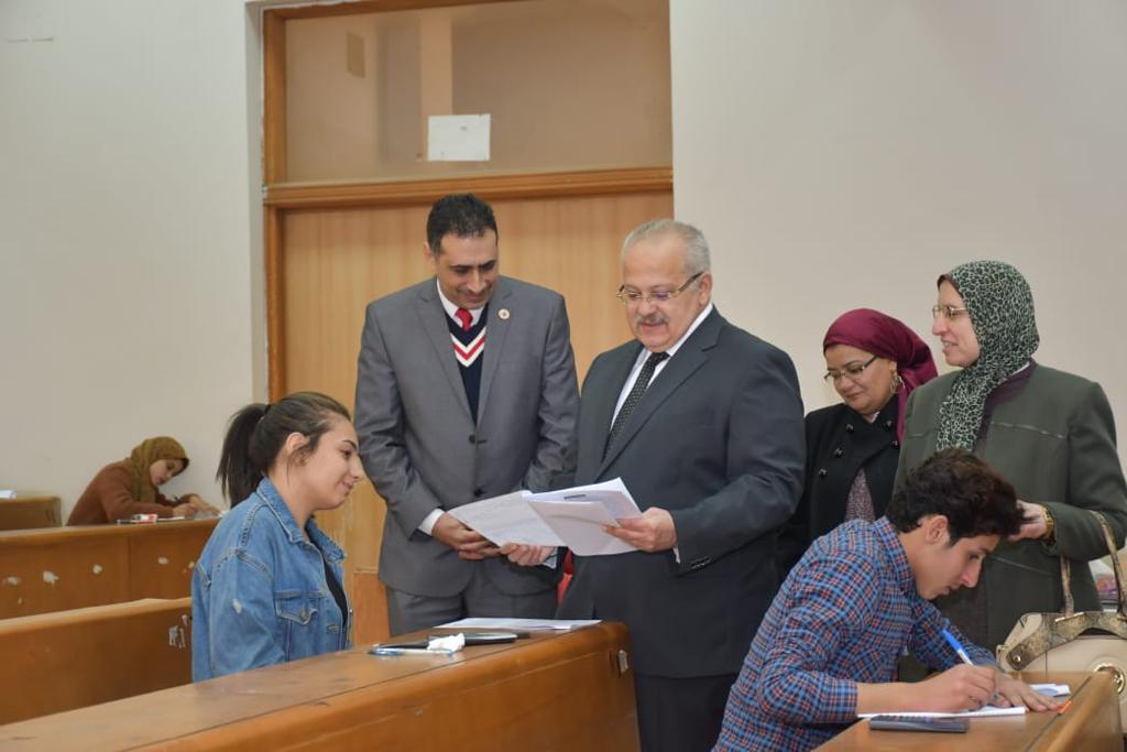 رئيس جامعة القاهرة يتفقد سير امتحانات الفصل الدراسى الأول  (5)