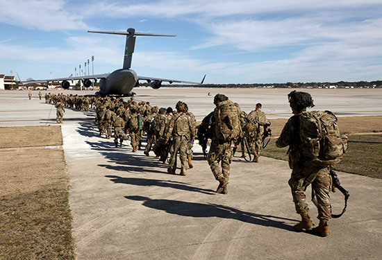 قوات المظليين التابعة للجيش الأمريكي يغادون قاعدة فورت براج