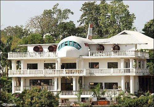 رجل يبنى منزل على هيئة طائرة لإبقاء زوجته بجانبه