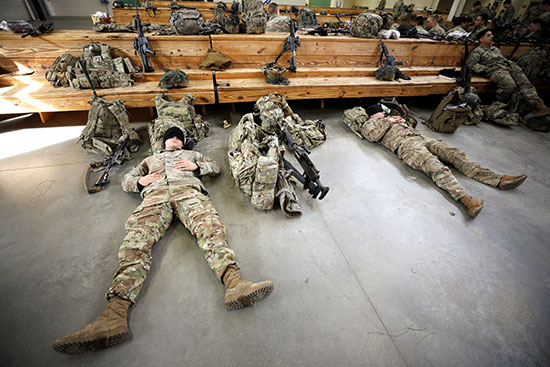 جنود المظلات التابعون للجيش الأمريكي يستريحون انتظارا للمغادرة للعراق