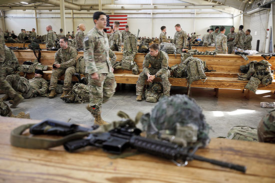 جنود المظلات التابعون للجيش الأمريكي لقوة رد فعل فوري من الكتيبة الثانية
