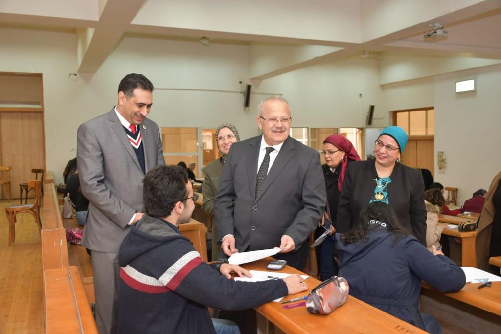 رئيس جامعة القاهرة يتفقد سير امتحانات الفصل الدراسى الأول  (7)