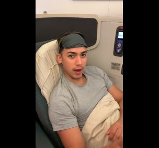 الشاب يستمتع بكرسى مريح للنوم على الطائرة
