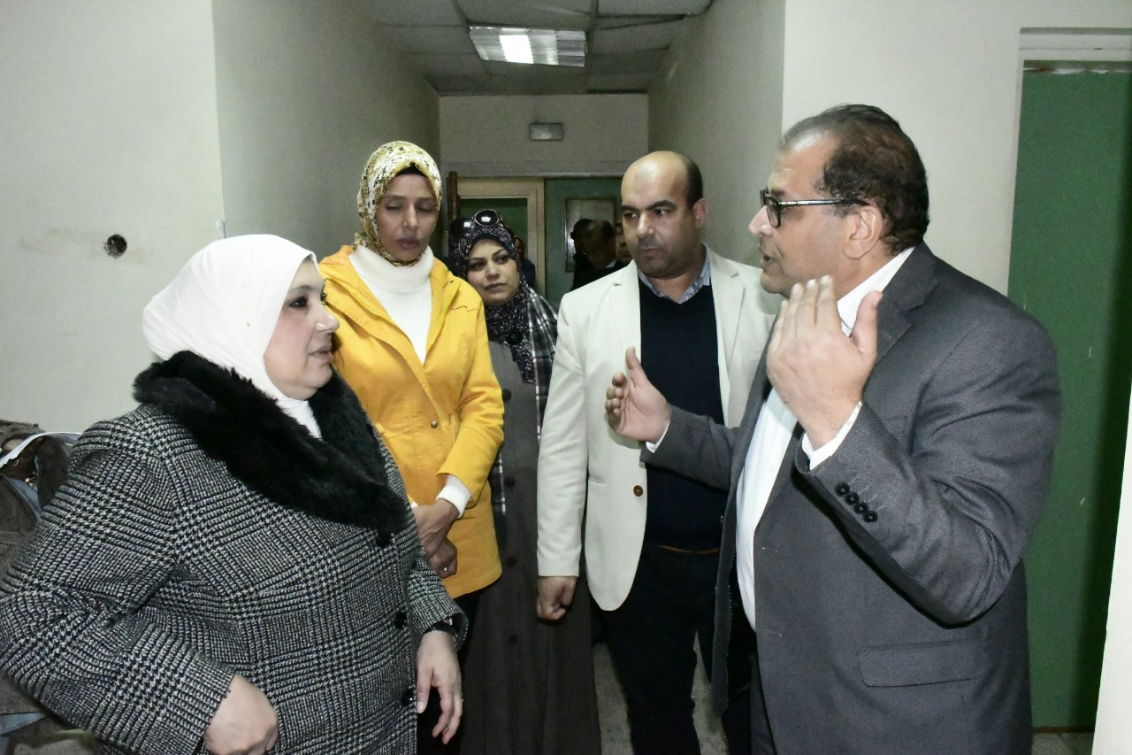 2-الدكتورة ماجدة تتقى بالمسئولين بالمستشفى