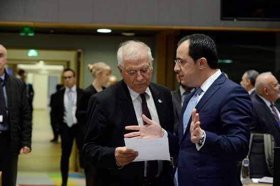 جوزيف بوريل نائب رئيس المفوضية الأوروبية يتحدث إلى وزير الخارجية القبرصى نيكوس كريستودوليدس