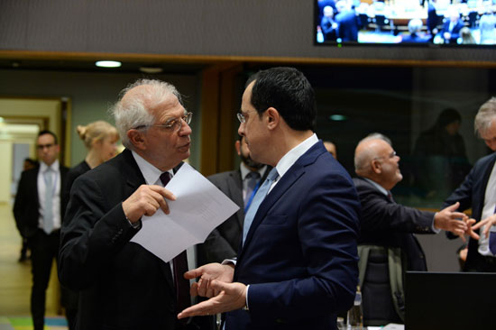 جوزيف بوريل نائب رئيس المفوضية الأوروبية يتحدث إلى وزير الخارجية القبرصي نيكوس كريستودوليدس