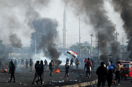 العراقيون يحرقون الإطارات أثناء احتجاجاتهم ضد الحكومة