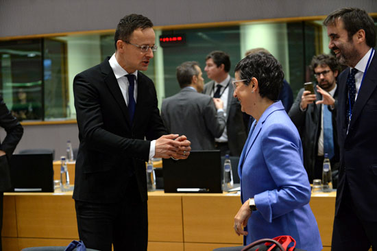 وزير الخارجية المجرى بيتر زيجارتو يتحدث إلى وزيرة الخارجية الأسبانية أرانشا جونزاليس