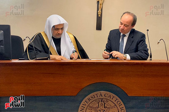 د.العيسى ورئيس الجامعة الكاثوليكية أثناء توقيع الاتفاقية