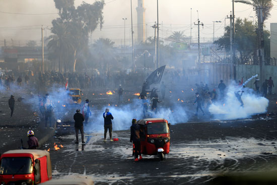 التوك توك ينقل المصابين بالاحتجاجات بالعاصمة العراقية