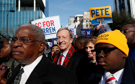 المرشح الديمقراطي للرئاسة الأمريكية توم شتاير يحضر موكب مارتن لوثر كينغ جونيور