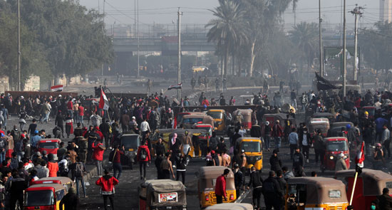 المتظاهرون العراقيون أثناء الاحتجاجات المستمرة المناهضة للحكومة