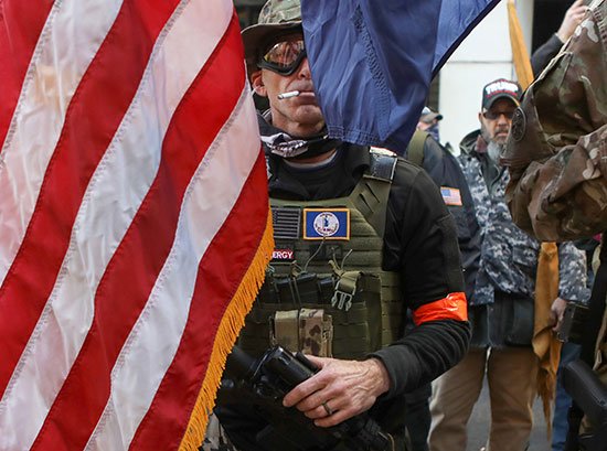 المدافعون عن حقوق السلاح وأعضاء الميليشيات يحضرون مسيرة في ريتشموند بولاية فرجينيا