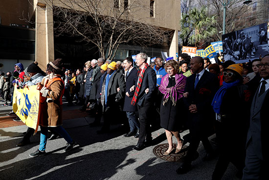 سبعة من المرشحين الديمقراطيين للرئاسة الأمريكية يسيرون اثناء يوم مارتن لوثر