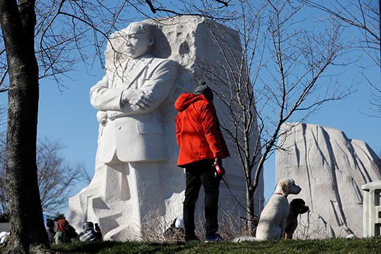 الناس يزورون تمثال مارتن لوثر كنج جونيور ميموريال في واشنطن