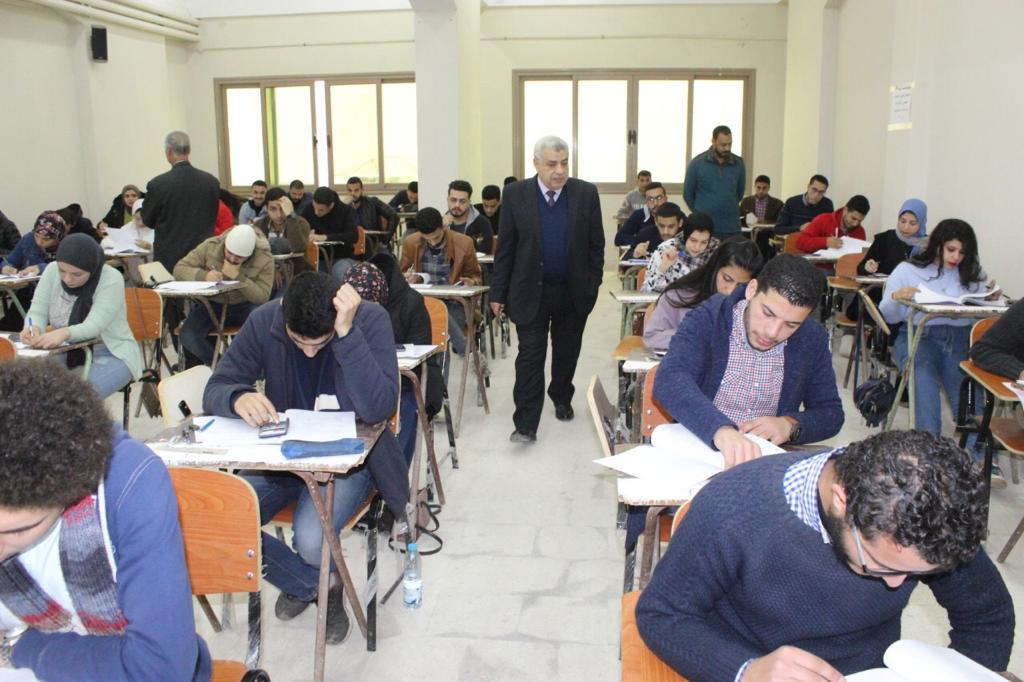 الدكتور الرفاعى مبارك نائب رئيس جامعة طنطا لشئون التعليم والطلاب يتفقد سير امتحانات الفصل الدراسى الأول  (1)