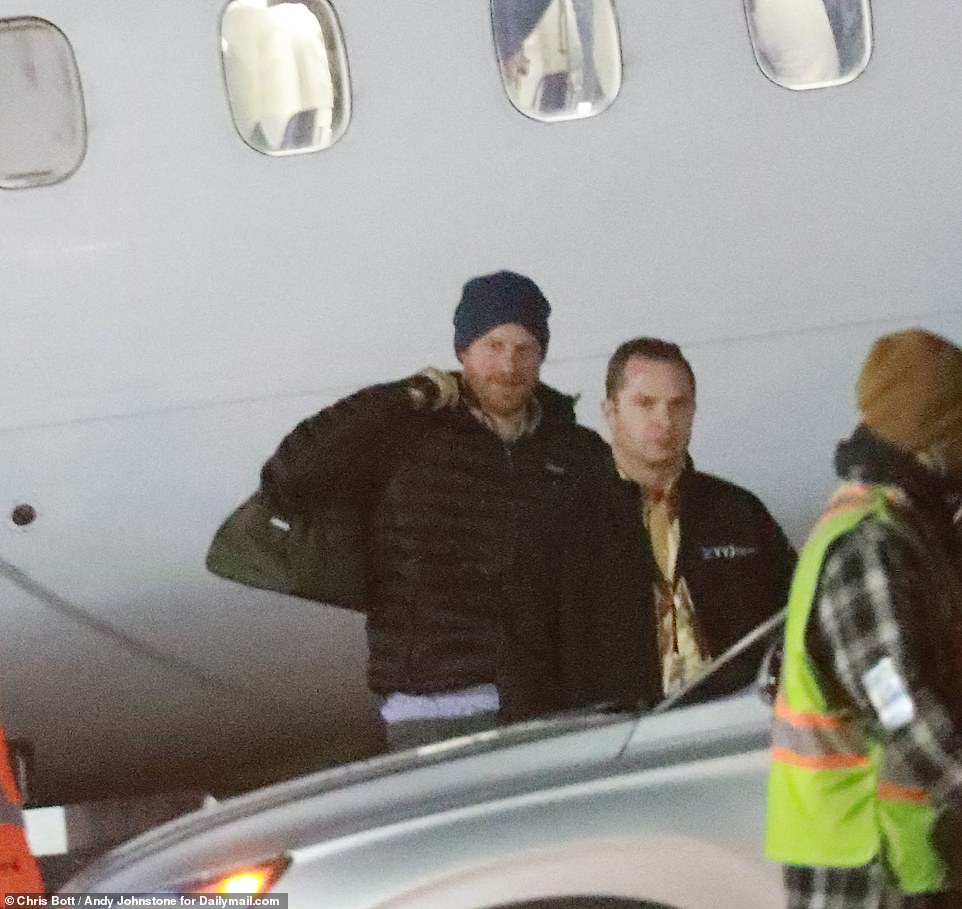 الأمير هارى يصل كندا على متن طائرة مدنية