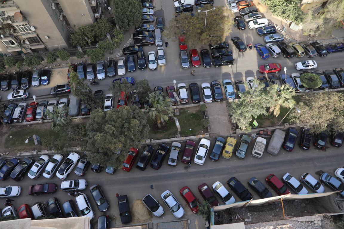 شارع سليمان أباظة يتحول لساحة إنتظار السيارات (1)