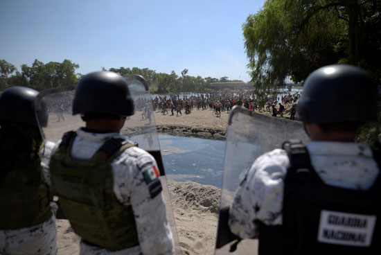 أعضاء الحرس الوطني المكسيكي يحملون دروعهم لمنع المهاجرين (2)