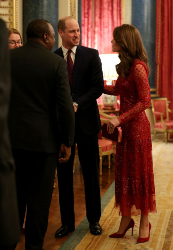 الأمير البريطاني وليام وكاثرين يتحدثان إلى أحد الضيوف في حفل استقبال في قصر باكنجهام بمناسبة قمة الاستثمار البريطانية والأفريقية