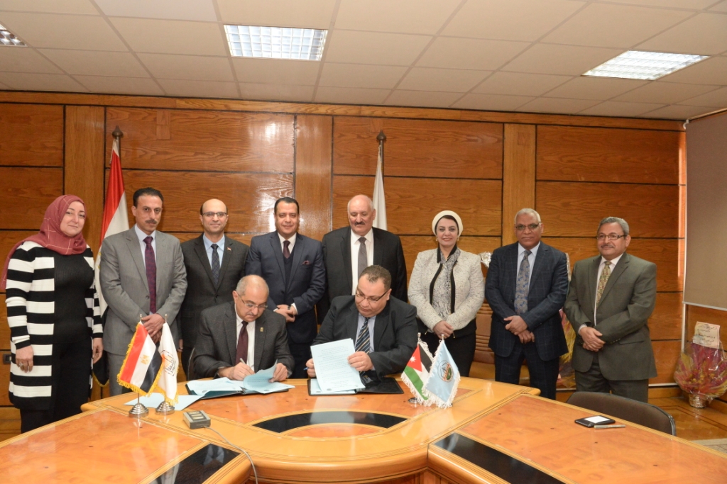 رئيس جامعة أسيوط يوقع 3 اتفاقيات تعاون مشترك مع جامعة الزرقاء الأردنية (4)