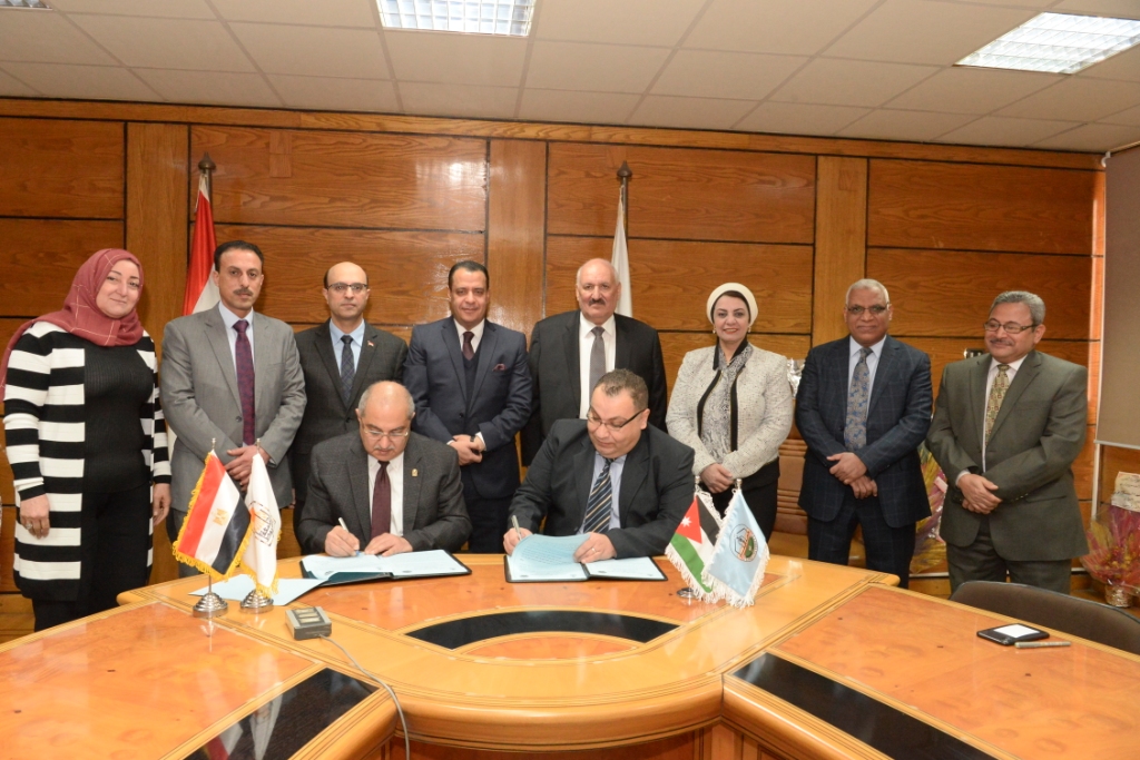 رئيس جامعة أسيوط يوقع 3 اتفاقيات تعاون مشترك مع جامعة الزرقاء الأردنية (3)