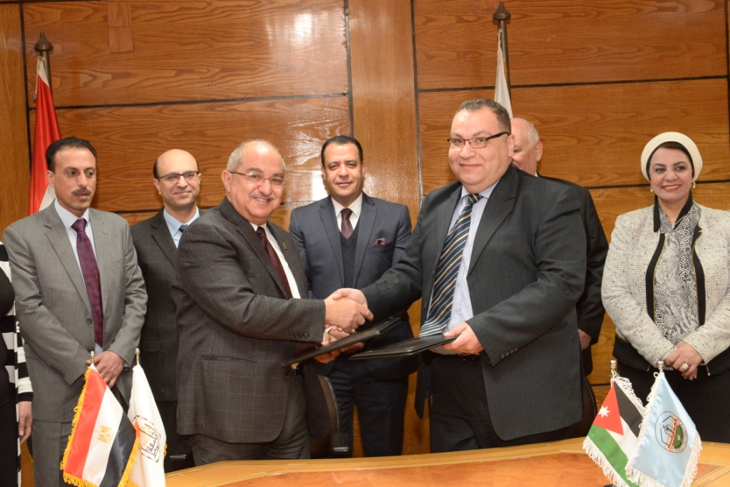 رئيس جامعة أسيوط يوقع 3 اتفاقيات تعاون مشترك مع جامعة الزرقاء الأردنية (1)