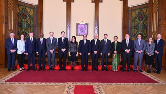 وزيرة التعاون الدولى تنشر صورا للقاء السيسى بوفد المديرين التنفيذيين للبنك الدولى  (5)