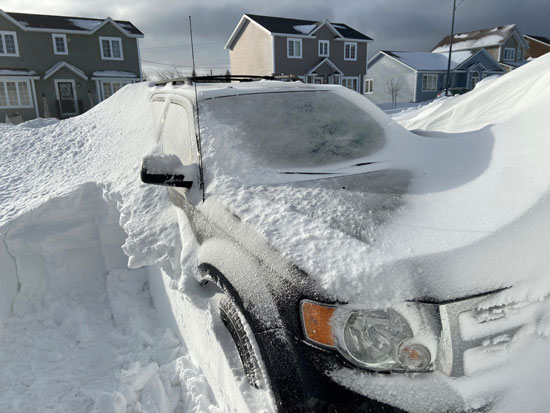 الثلج يغطى سيارات فى كندا