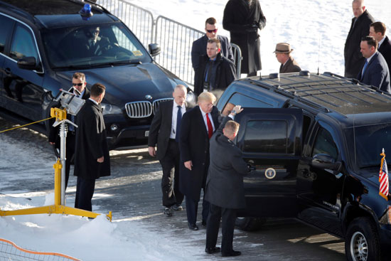 الرئيس-الأمريكى-يستقل-سيارته-إلى-مقر-انعقاد-المنتدى