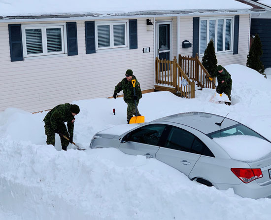 القوات الكندية تزيل الثلوج