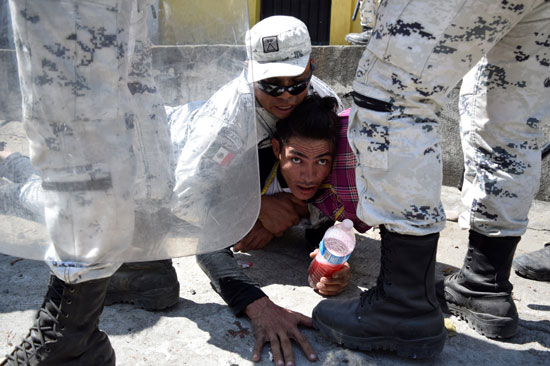 حرس الوطني المكسيكي يلقى القبض على أحد المهاجرين