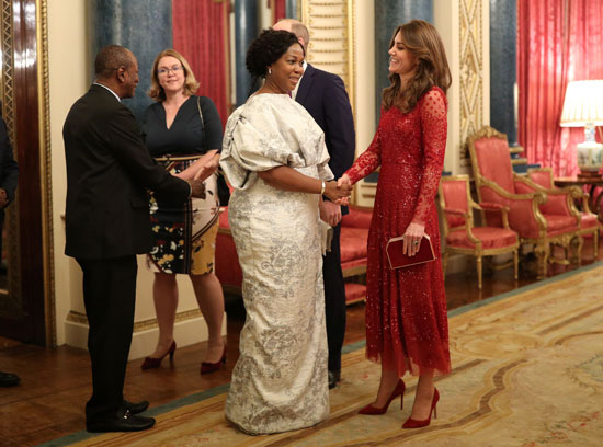 الأمير البريطاني وليام وكاثرين يتحدثان إلى أحد الضيوف في حفل استقبال في قصر باكنجهام بمناسبة قمة الاستثمار البريطانية والأفريقية (2)