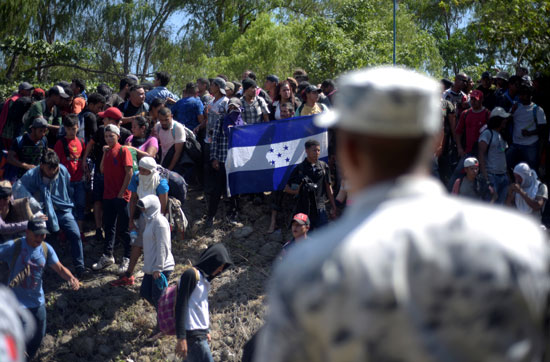 أعضاء الحرس الوطني المكسيكي يحملون دروعهم لمنع المهاجرين
