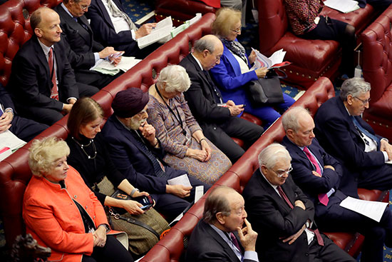 يستمع الأعضاء داخل مجلس اللوردات عندما تتم مناقشة مشروع قانون اتفاقية الانسحاب الأوروبي