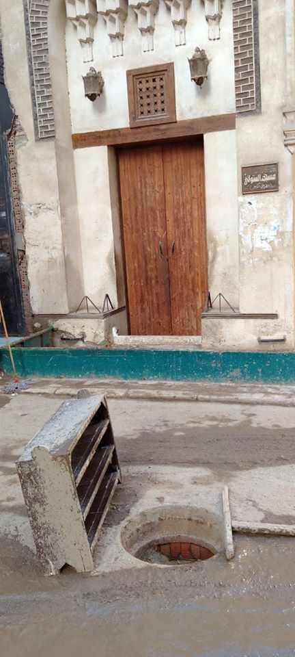 سرقة غطاء بيارة صرف صحى أمام مسجد المتولى الأثرى بالمحلة (1)