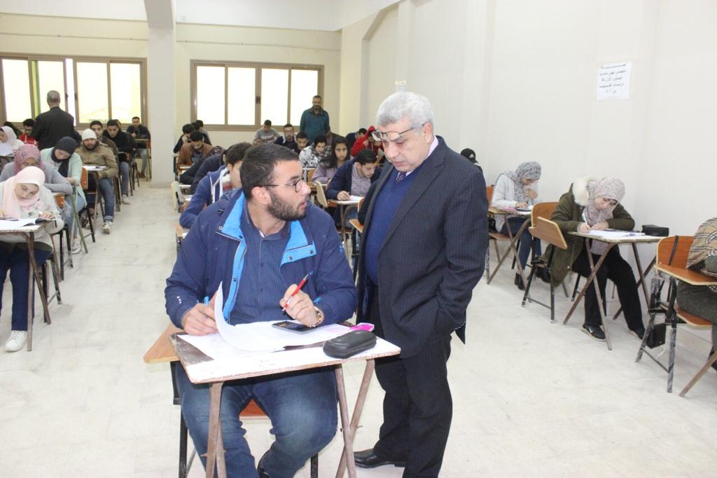 الدكتور الرفاعى مبارك نائب رئيس جامعة طنطا لشئون التعليم والطلاب يتفقد سير امتحانات الفصل الدراسى الأول  (2)