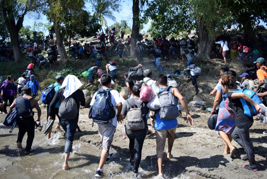المهاجرون  يعبرون نهر سوشيت