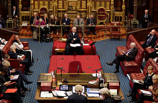 رئيس مجلس النواب البرريطانى نورمان فاولر يستمع داخل مجلس اللوردات بينما يناقش مشروع قانون اتفاقية الانسحاب الأوروبي