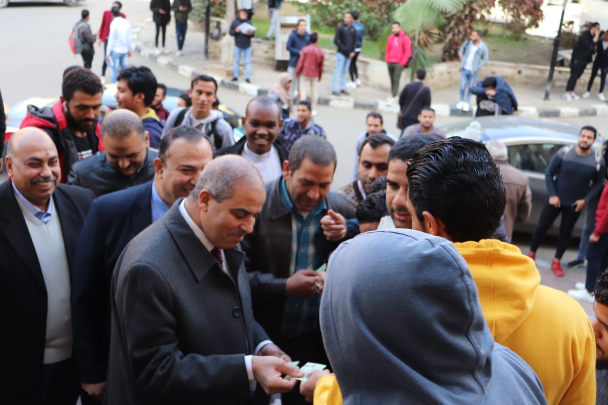  رئيس جامعة الأزهر  يوزع دعوات مجانية دائمة لمعرض القاهرة الدولي للكتاب على الطلاب (4)