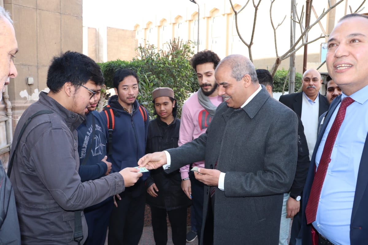  رئيس جامعة الأزهر  يوزع دعوات مجانية دائمة لمعرض القاهرة الدولي للكتاب على الطلاب (2)