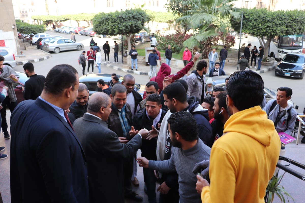  رئيس جامعة الأزهر  يوزع دعوات مجانية دائمة لمعرض القاهرة الدولي للكتاب على الطلاب (5)