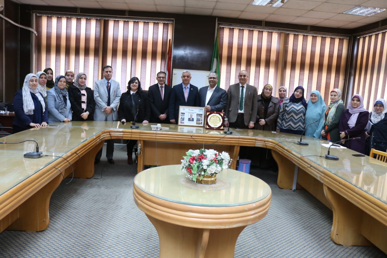 رئيس جامعة المنوفية يشهد تكريم عميد كلية الطب السابق (2)