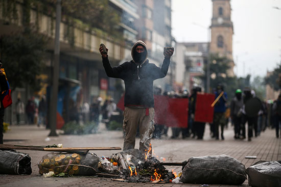 أحد المحتجين على الحكومه فى كولومبيا