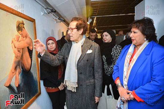 الدكتورة إيناس عبد الدايم والفنان فاروق حسنى خلال افتتاح معرض المشاركين بالحفل (1)