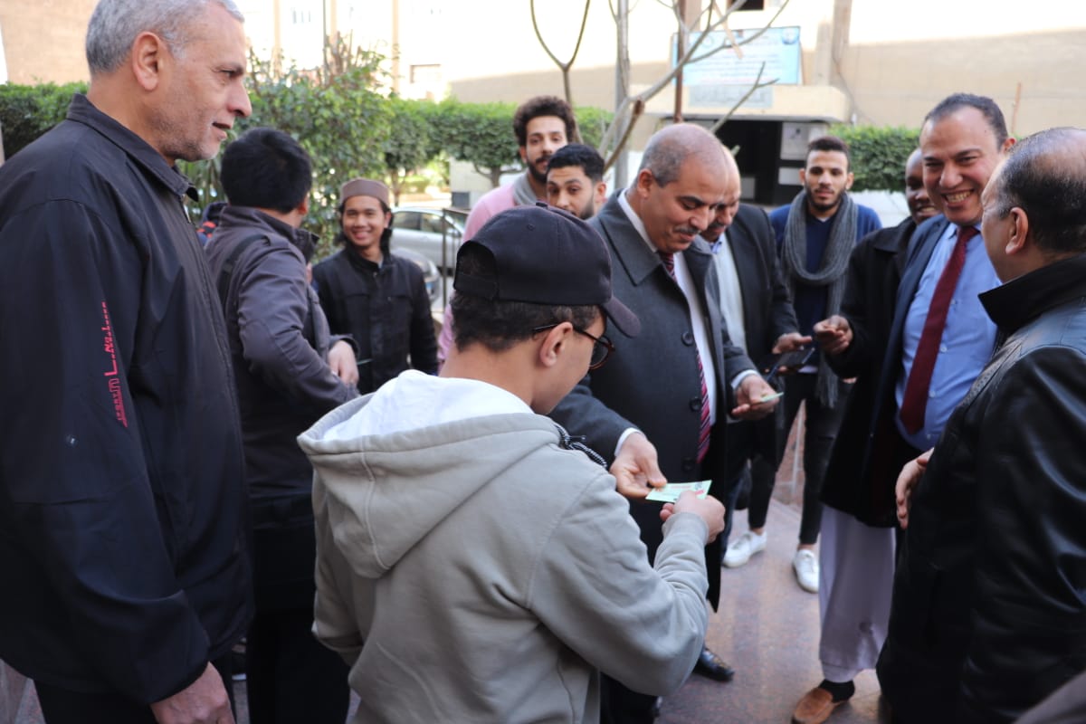  رئيس جامعة الأزهر  يوزع دعوات مجانية دائمة لمعرض القاهرة الدولي للكتاب على الطلاب (6)